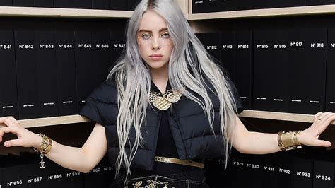 Así responde Billie Eilish a quienes la critican en traje。